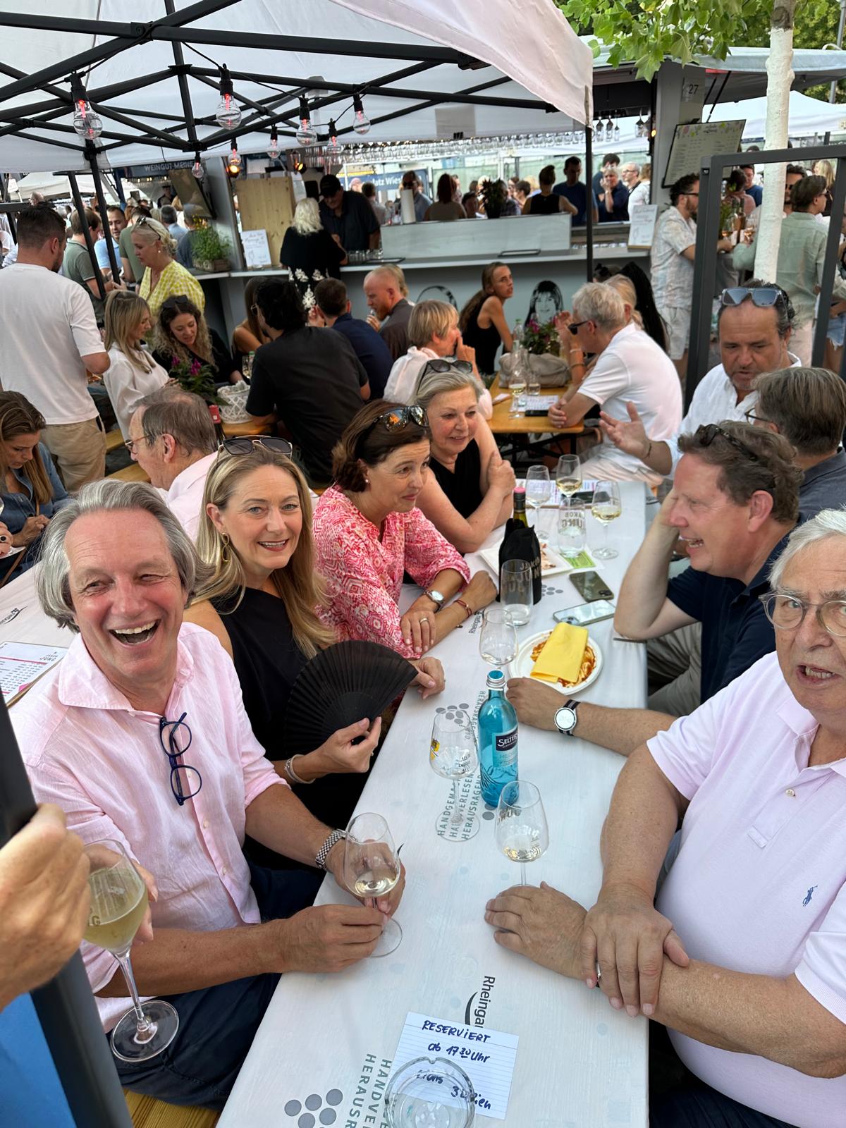 Lions Club Wiesbaden-Drei Lilien bei der Rheingauer Weinwoche am Stand des Weinguts Jakob Jung